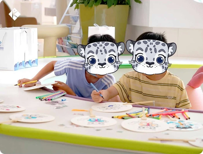 Xuan‑paper hand‑fan with doctor‑version snow‑leopard mascot of KLIS