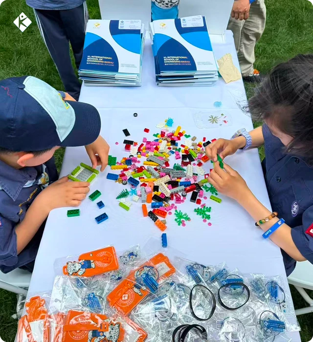 Children build LEGO structures at the KLIS 5-Minute Mini Lego Challenge booth